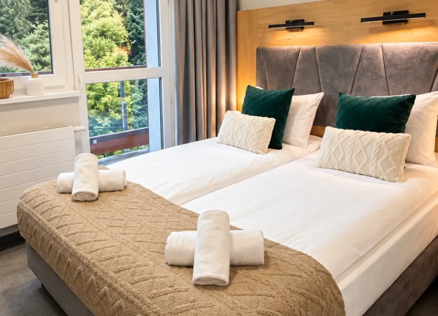 Pokój z łóżkiem typu queen-size i balkonem – 303 – Wójcik SPA Krynica-Zdrój – zdjęcie 3