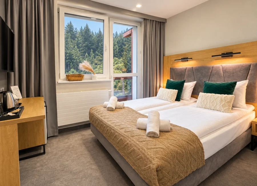 Pokój z łóżkiem typu queen-size i balkonem – 303 – Wójcik SPA Krynica-Zdrój – zdjęcie 4